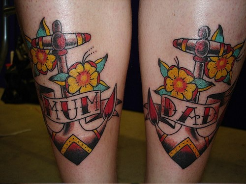 小腿船锚和花朵字母彩绘纹身图案