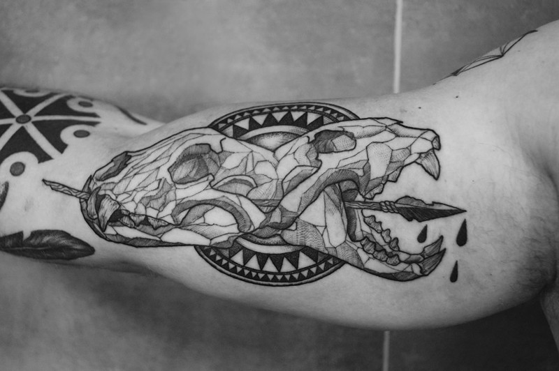 手臂动物头骨与血腥箭纹身图案