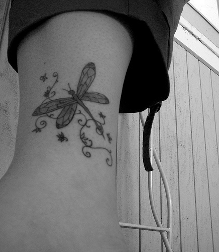灰色的藤蔓蜻蜓脚踝纹身图案
