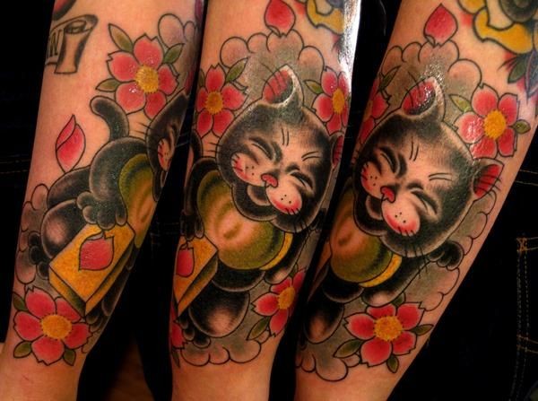 美丽的日本招财猫和花朵五彩手臂纹身图案