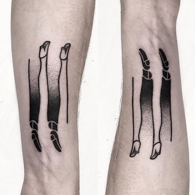 手臂点刺风格看上去很有趣的人腿纹身图案