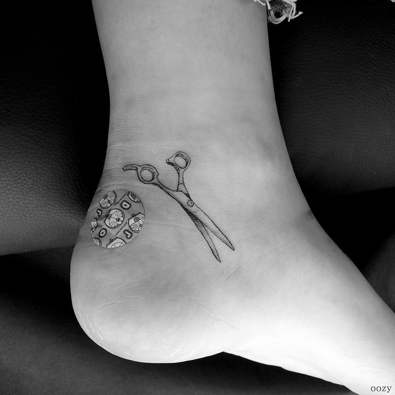 脚踝理发师的剪刀写实纹身图案