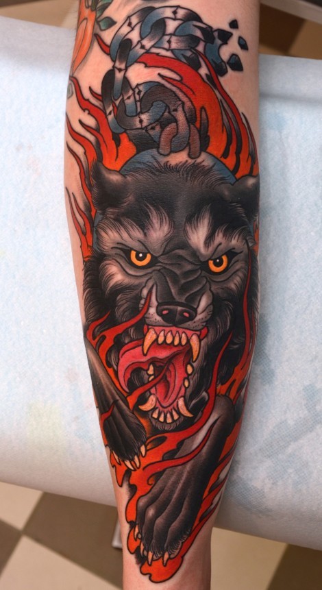 小臂彩色的邪恶地狱犬与火焰纹身图案