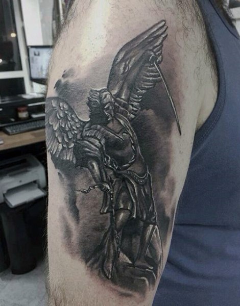 手臂黑白天使战士与蛇纹身图案