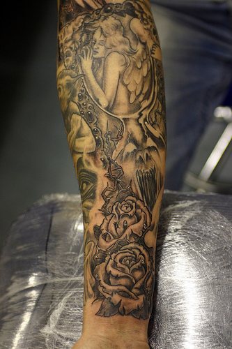 手臂悲伤的天使和玫瑰纹身图案