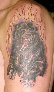 愤怒的灰熊和火焰纹身图案