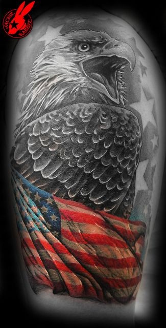 手臂鹰和彩色美国国旗纹身图案