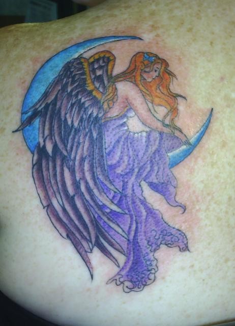 紫色的天使和月亮背部纹身图案