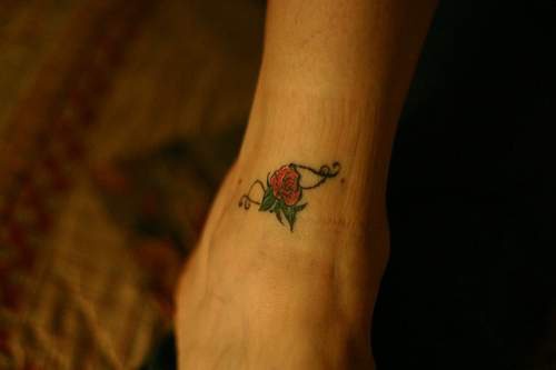 脚踝上的小玫瑰花纹身图案
