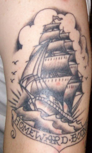 航海者惊人的帆船和字母纹身图案