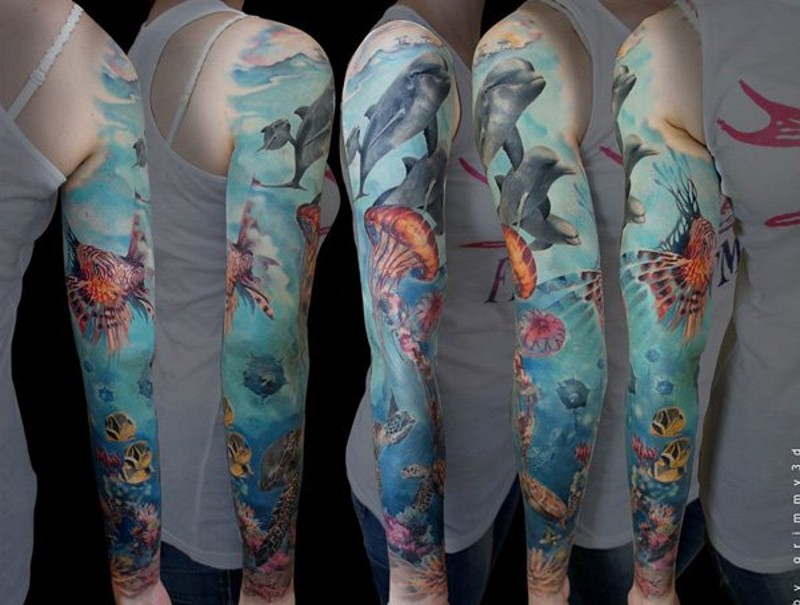 手臂非常逼真的彩色海底世界纹身图案