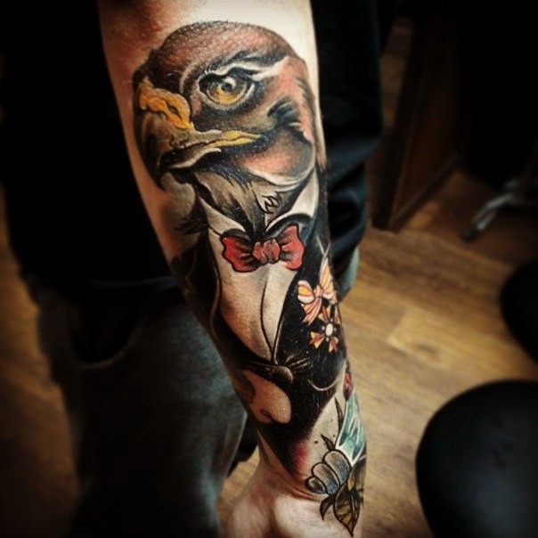 彩色插画风格绅士老鹰和花朵手臂纹身图案