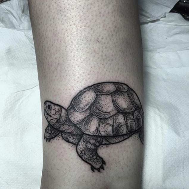 迷你的黑色点刺乌龟手臂纹身图案