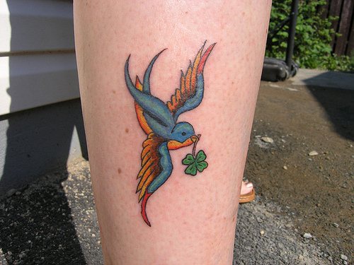 绿色四叶草和燕子纹身图案