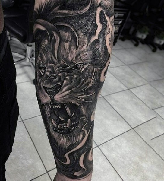 手臂非常惊人的黑色咆哮狮子纹身图案