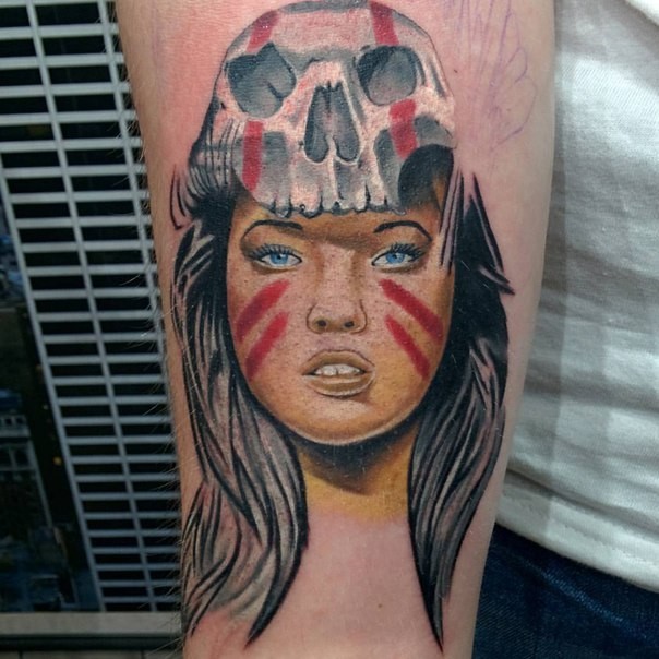 写实风格的彩色部落女性和骷髅手臂纹身图案