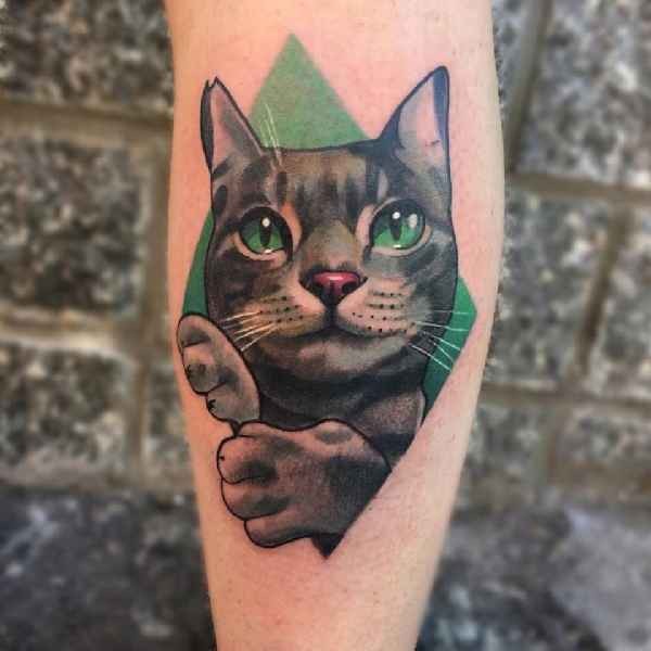 写实风格的彩色滑稽猫手臂纹身图案