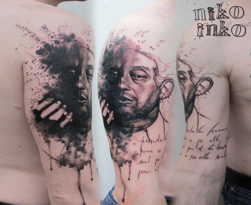 手臂黑色的男性肖像和字母纹身图案