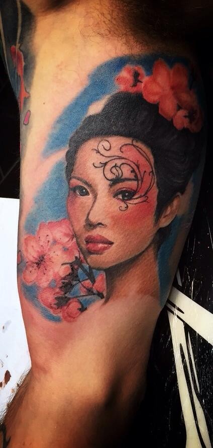 插画风格的彩色亚洲艺妓花朵手臂纹身图案