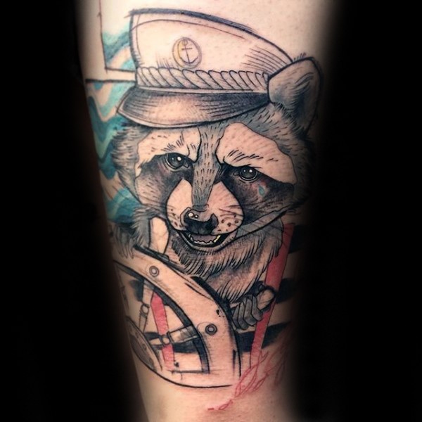 手臂素描风格的彩色浣熊水手纹身图案