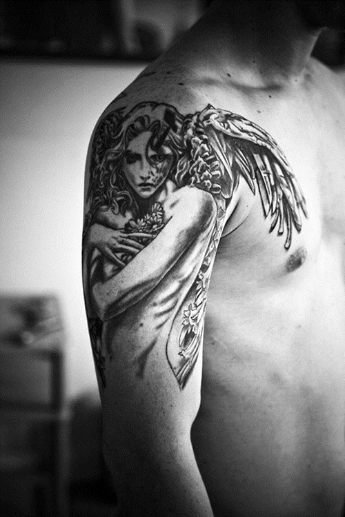 大臂令人印象深刻的3D黑白天使与花朵纹身图案