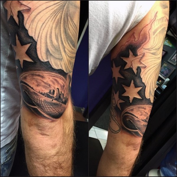 手臂黑色美国国旗与城市景观纹身图案
