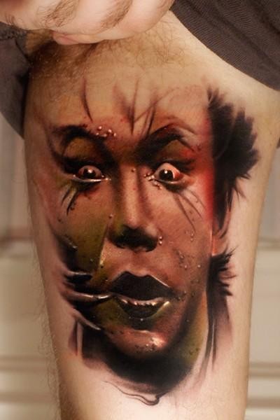 彩色恐怖风格的男性肖像手臂纹身图案