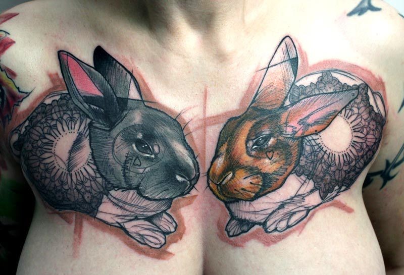 女士胸部惊人的抽象兔子纹身图案