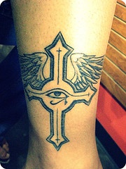 十字架眼睛和翅膀脚踝纹身图案