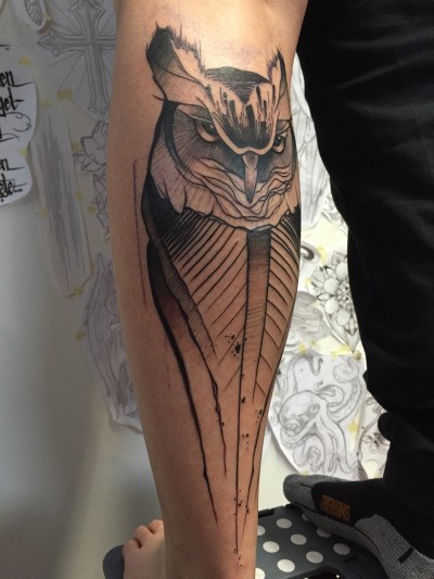 小腿水彩风格的猫头鹰黑灰纹身图案
