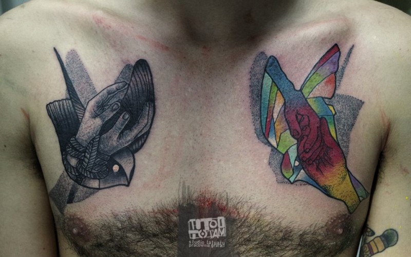 胸部彩色和灰色的小鸟纹身图案