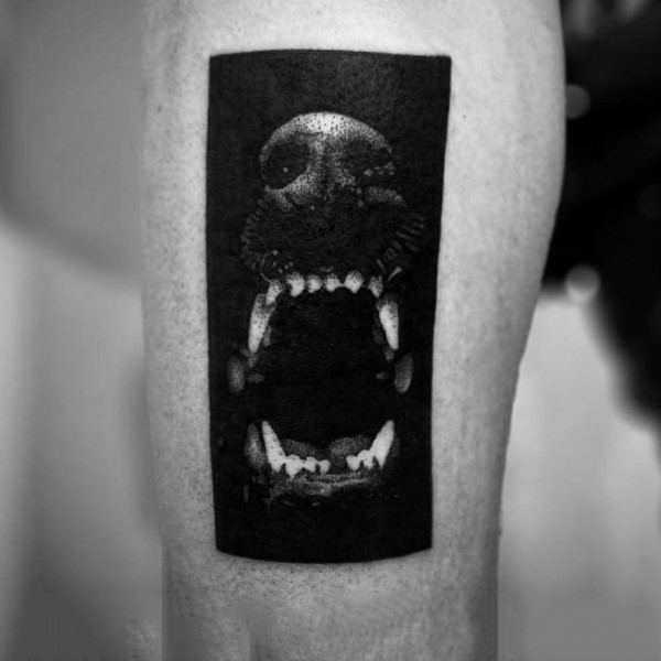 小臂壮观的3D黑白狗嘴巴纹身图案