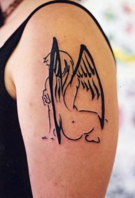 大臂黑色的天使背影纹身图案