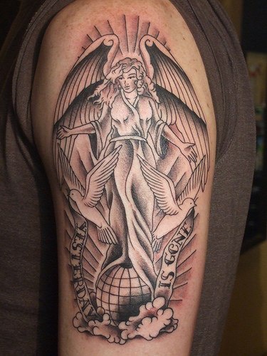 手臂黑灰鸽子和天使纹身图案