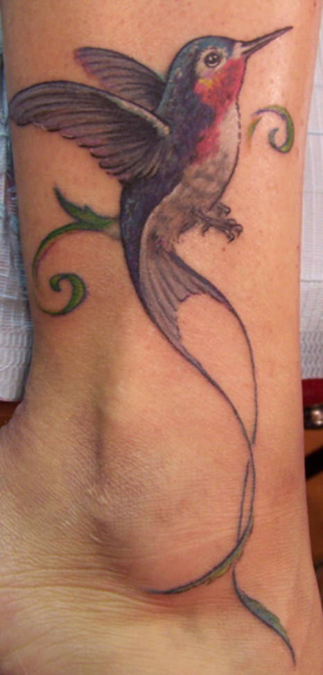 脚踝漂亮的蜂鸟彩色纹身图案