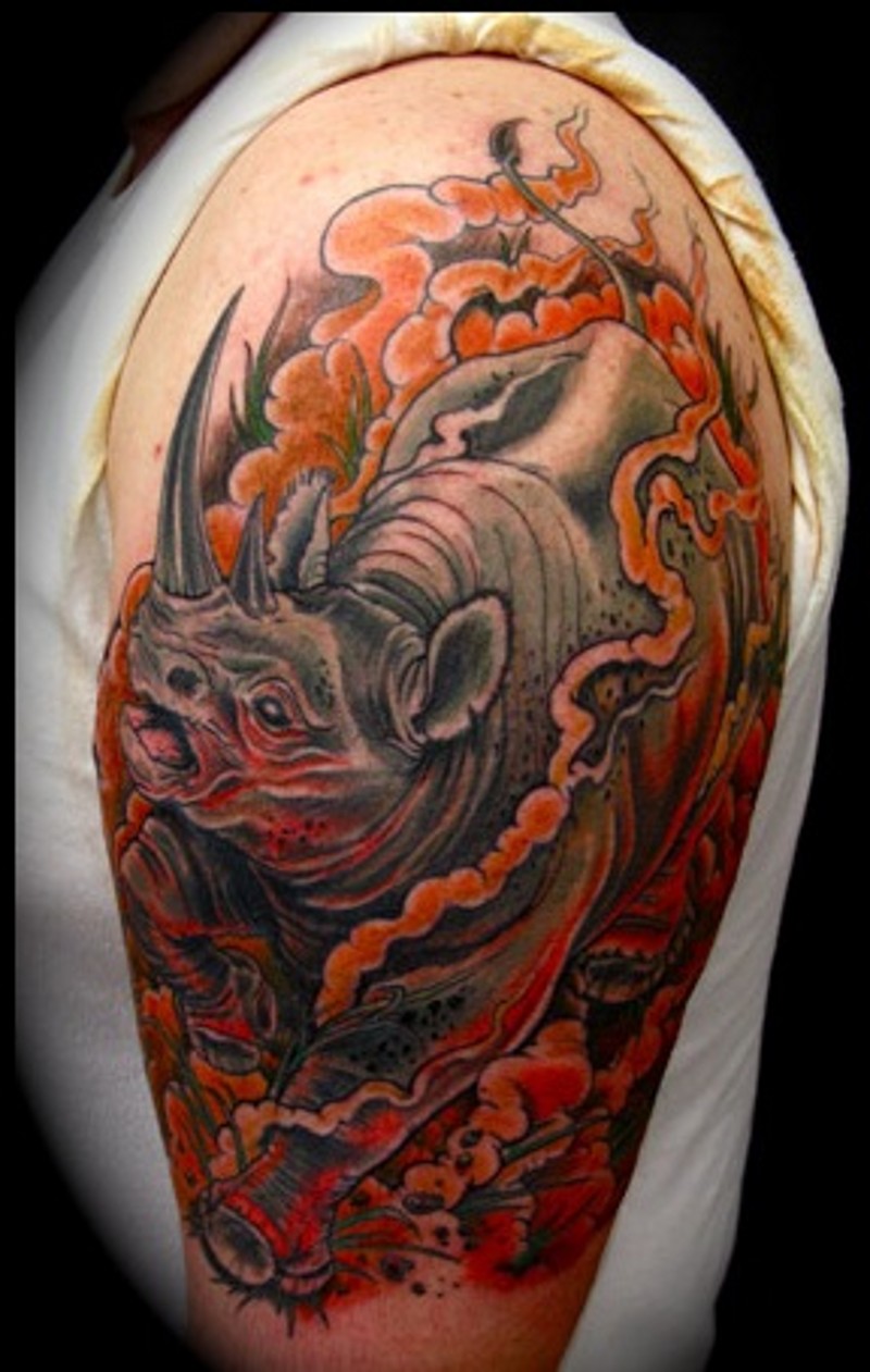 非常逼真的彩色动物犀牛大臂纹身图案