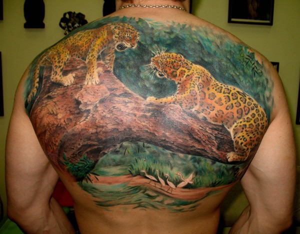 背部很酷的两头豹子和大树纹身图案