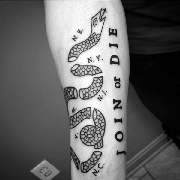 手臂黑色断开的死蛇和字母纹身图案