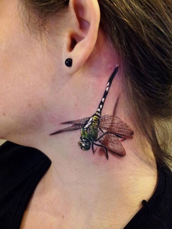 脖子上逼真的彩色大蜻蜓纹身图案