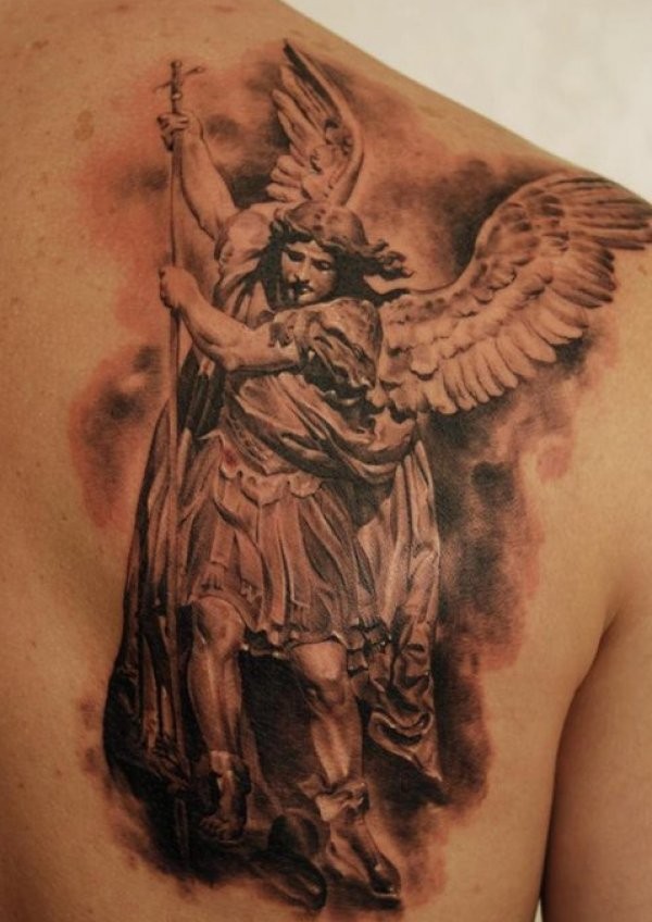 天使与长矛背部纹身图案