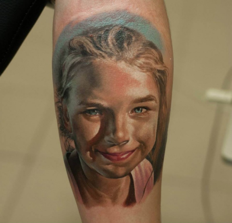 手臂五颜六色的女孩微笑肖像纹身图案