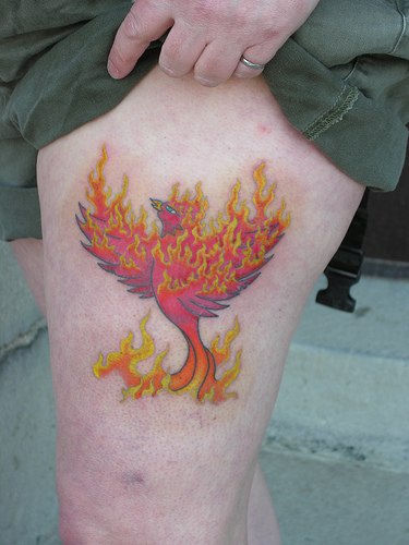 大腿惊人的火凤凰彩色纹身图案