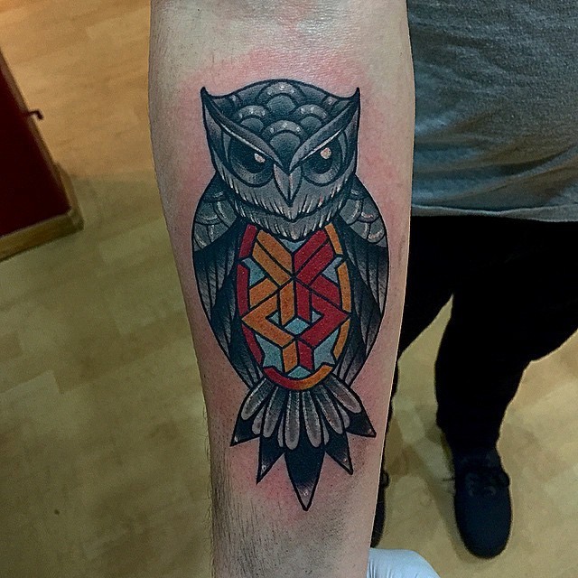 手臂经典的猫头鹰彩色纹身图案