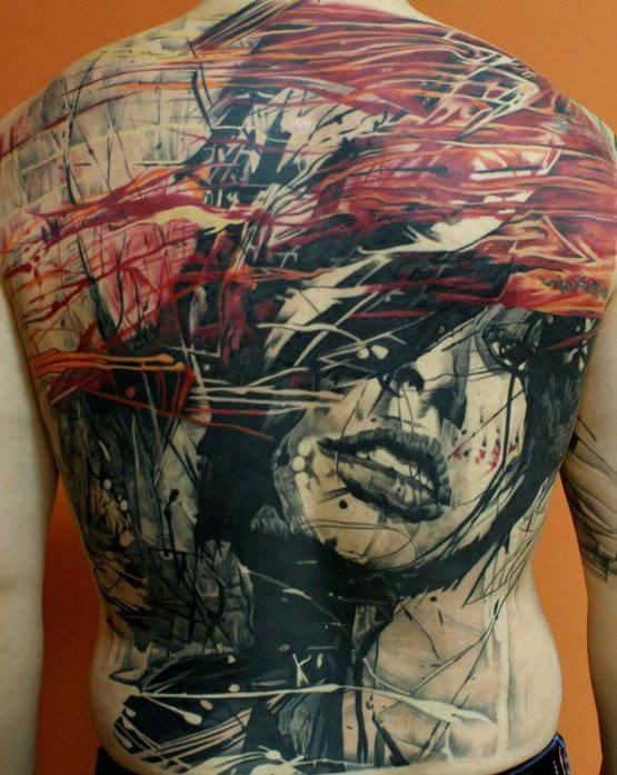 背部令人印象深刻的漫画风格女性肖像纹身图案