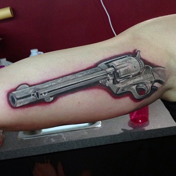 大臂灰色和红色的3D手枪纹身图案