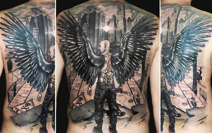 插图风格的黑白天使和城市背部纹身图案