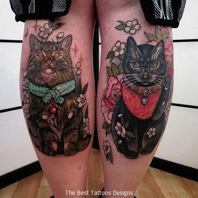 小腿五彩漂亮的日本招财猫和花朵纹身图案