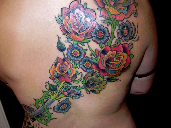 背部好看的七彩花朵与藤蔓纹身图案