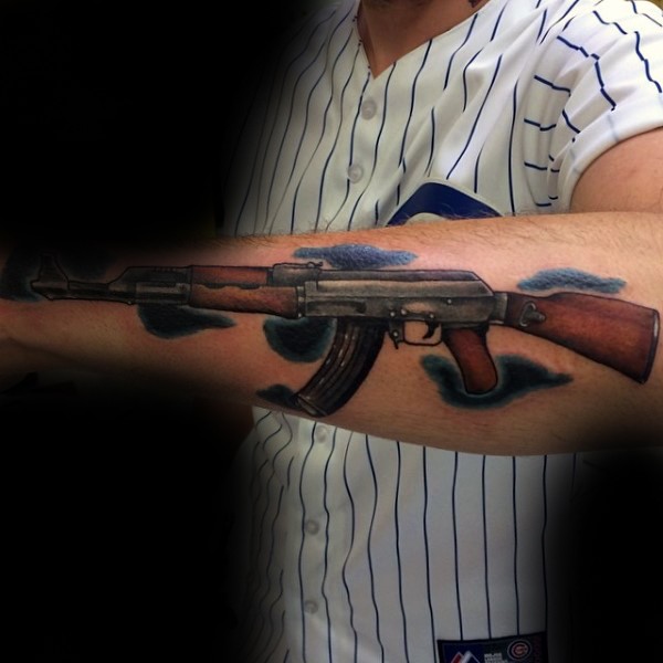 手臂写实的AK步枪彩绘纹身图案