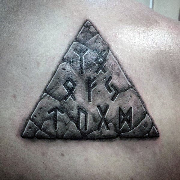 背部3D石雕三角形和字符纹身图案